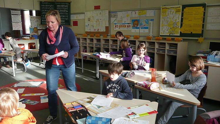 In der zweiten Klasse von Sonja Schneidereit hat jeder Schüler seinen eigenen Arbeitsplatz. Das Miteinander kommt aufgrund der mobilen Tische dennoch nicht zu kurz. In der Michelauer Johann-Puppert-Schule werden alle Grundschulklassen nach diesem Konzept ausgestattet. Fotos: Ramona Popp