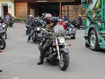 Jürgen Meyer führt mit seiner Maschine und seinem Begleiter auf dem Sozius die Kolonne an. Foto: Gerd Schaar