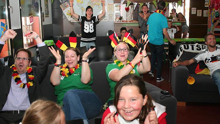 Zumindest einmal hatten die Fans im Höchstadter Jugendzentrum Grund zum Jubeln - das reichte. Fotos: Evi Seeger