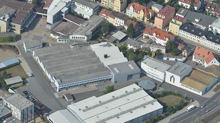 Blick aus der Luft auf das heutige Firmenareal: oben die Gebäude an der Hallstadter Straße, unten die 2001 gebaute Halle am Laubanger. Foto: Ronald Rinklef