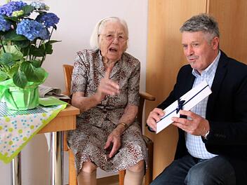 Eine Hundertjährige hat einiges zu erzählen. Vor allem, wenn sie noch so rüstig ist wie Lotte Schardt aus Witzmannsberg, hier im Gespräch mit dem ersten Gratulanten, Ahorns zweiter Bürgermeister Wolfgang Beyer. Er überbrachte neben den Glückwünschen der Gemeinde auch einen Brief von Ministerpräsident Horst Seehofer Foto: Bettina Knauth