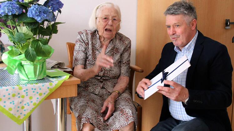 Eine Hundertjährige hat einiges zu erzählen. Vor allem, wenn sie noch so rüstig ist wie Lotte Schardt aus Witzmannsberg, hier im Gespräch mit dem ersten Gratulanten, Ahorns zweiter Bürgermeister Wolfgang Beyer. Er überbrachte neben den Glückwünschen der Gemeinde auch einen Brief von Ministerpräsident Horst Seehofer Foto: Bettina Knauth