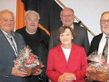 Für langjährige Mitgliedschaft wurden (vorne, von links) Hans Petsch, Irmgard Ortner und Urban Lochner geehrt. Hinten im Bild Präses P. Winfried Pfeuffer und Vorsitzender Albert Laudensack. Foto: Arnold Nöth