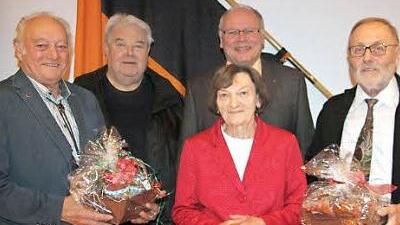 Für langjährige Mitgliedschaft wurden (vorne, von links) Hans Petsch, Irmgard Ortner und Urban Lochner geehrt. Hinten im Bild Präses P. Winfried Pfeuffer und Vorsitzender Albert Laudensack. Foto: Arnold Nöth