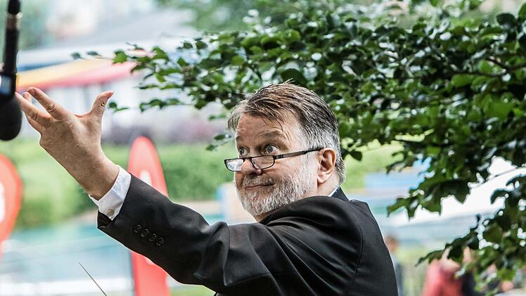 Beim Open-Air-Konzert im Freibad dirigierte Hans Stähli das Orchester der Musikfreunde Neustadt.Foto: Jochen Berger
