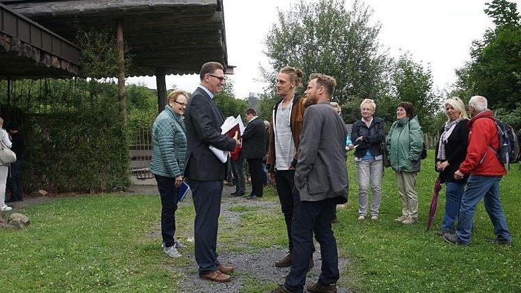 Enthüllung der neuen Skulptur, die auf dem Franziskusweg stehen wird, durch den Künstler Michel Stenzel. Foto: Marion Eckert