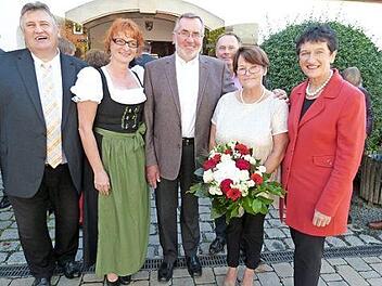 Peter Aßmann wurde nicht nur 70 Jahre alt, sondern konnte am Vortag mit seiner Frau Waltraud den 50. Hochzeitstag begehen. Im Bild (von links) Bürgermeister Gerhard Schneider, Tochter Pia Aßmann, Peter Aßmann, SPD-Bundestagskandidat Thomas Bauske, Waltraud Aßmann und SPD-Kreisvorsitzende MdL Inge Aures.  Foto: Werner Reißaus