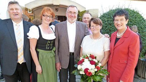 Peter Aßmann wurde nicht nur 70 Jahre alt, sondern konnte am Vortag mit seiner Frau Waltraud den 50. Hochzeitstag begehen. Im Bild (von links) Bürgermeister Gerhard Schneider, Tochter Pia Aßmann, Peter Aßmann, SPD-Bundestagskandidat Thomas Bauske, Waltraud Aßmann und SPD-Kreisvorsitzende MdL Inge Aures.  Foto: Werner Reißaus