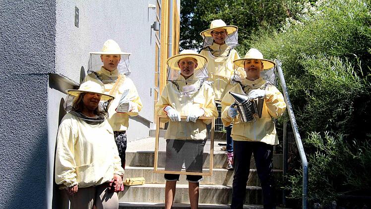 Die neu gegründete Umweltgruppe betreut ein Bienenvolk.  Foto: Richard Sänger
