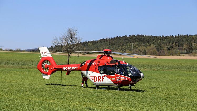 Drei Menschen wurden bei einem Unfall in Oberfranken schwer verletzt. Am Freitagmittag prallte ein Opel bei Kirchenpingarten (Kreis Bayreuth) gegen einen Audi. Foto: NEWS5 / Wellenhöfer