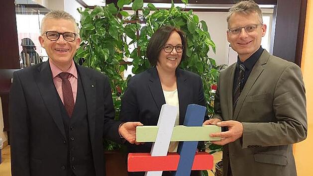 "Gemeinsam f&uuml;r die Wirtschaft im Kreis Bad Kissingen" (von links): Roland Friedrich, Vorstandsvorsitzender der Sparkasse Bad Kissingen, Anja Binder, Gesch&auml;ftsf&uuml;hrerin der Stadtwerke Hammelburg GmbH und in Vertretung von Dr. Sascha Genders, Kurt Treumann, Bereichsleiter International, IHK W&uuml;rzburg-Schweinfurt. Foto: Frank Bernhard/IHK