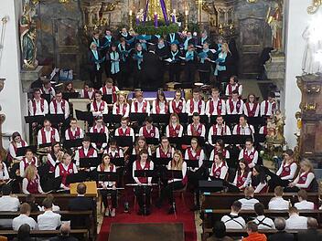 Der Chor "Cantabella" und im Vordergrund das Jugendblasorchester  Foto: Michael Knörlein