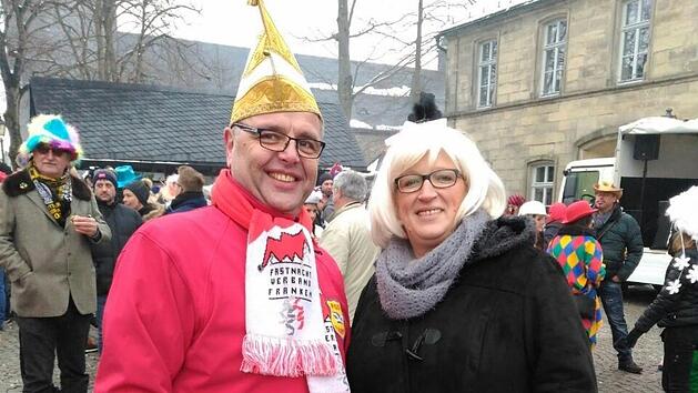 J&uuml;rgen Deuerling - hier mit seiner Frau in Teuschnitz - ist bekennender Faschingsfan und kandidiert als Steinwiesener B&uuml;rgermeister.  Foto: privat