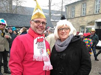 Jürgen Deuerling - hier mit seiner Frau in Teuschnitz - ist bekennender Faschingsfan und kandidiert als Steinwiesener Bürgermeister.  Foto: privat