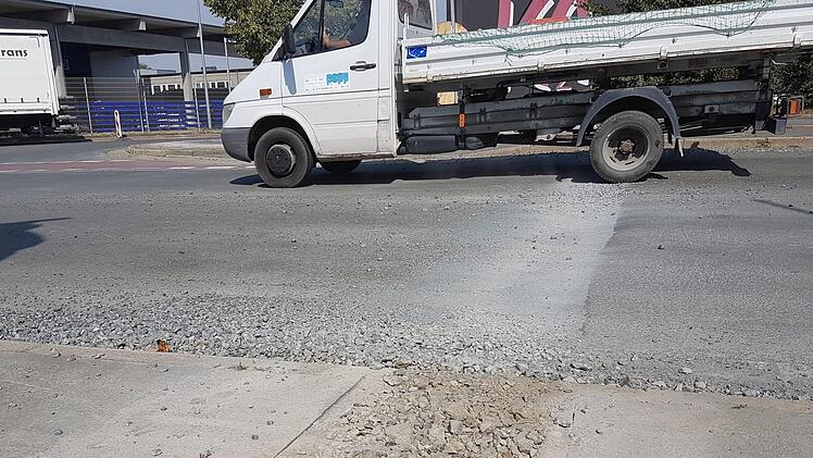 Nur notdürftig mit Schotter sind an vielen Stellen die Straßenquerungen aufgefüllt worden.