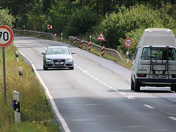 Die Staatsstraße 2243 zwischen Kersbach und Effeltrich mit ihrer engen Kurve weist Unebenheiten auf. In den vergangenen Tagen haben Bauarbeiter lediglich Risse und Schlaglöcher ausgebessert. Foto: Ronald Heck