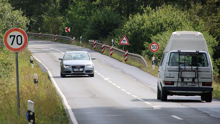 Die Staatsstraße 2243 zwischen Kersbach und Effeltrich mit ihrer engen Kurve weist Unebenheiten auf. In den vergangenen Tagen haben Bauarbeiter lediglich Risse und Schlaglöcher ausgebessert. Foto: Ronald Heck