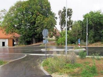 Der im herbst 2020 fertiggestellte erste Bauabschnitt des neuen Geh- und Radwegs am Ortseingang Kleukheim mit Blick auf die Querungsstelle