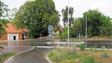 Der im herbst 2020 fertiggestellte erste Bauabschnitt des neuen Geh- und Radwegs am Ortseingang Kleukheim mit Blick auf die Querungsstelle