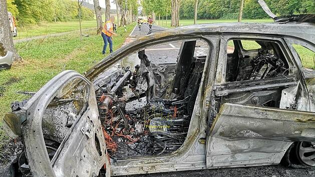 Unfall bei Michelau: Auto brennt komplett aus