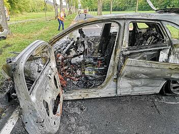 Unfall bei Michelau: Auto brennt komplett aus