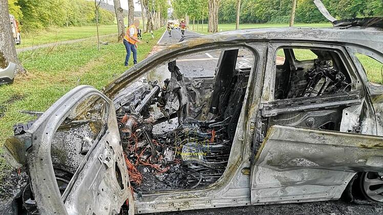 Unfall bei Michelau: Auto brennt komplett aus