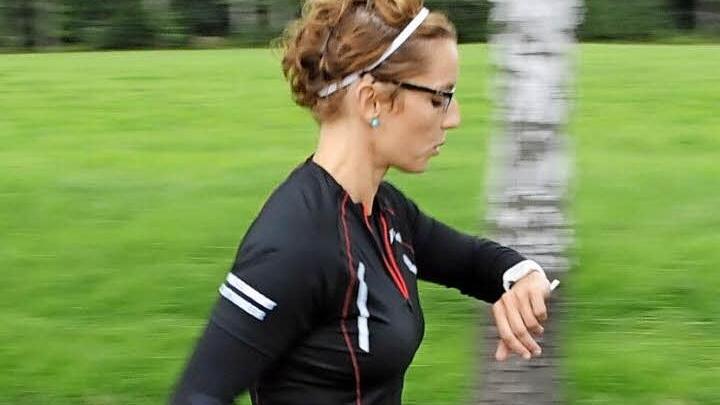 Alles im grünen Bereich bei der 32-jährige Sindy Meier, die eine recht flotte Laufeinheit hinter sich hat. Ihr Pulsmesser zeigt ihr jetzt genau, wie hoch die Trainingsintensität war. Fotos: Michael Kraus