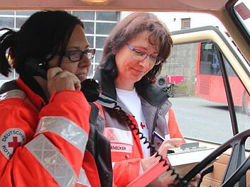 Marina Zwingmann und Thea Biesenecker (v. l.) hoffen auf Spenden für ein Ersatzfahrzeug. Fotos: Marco Meißner