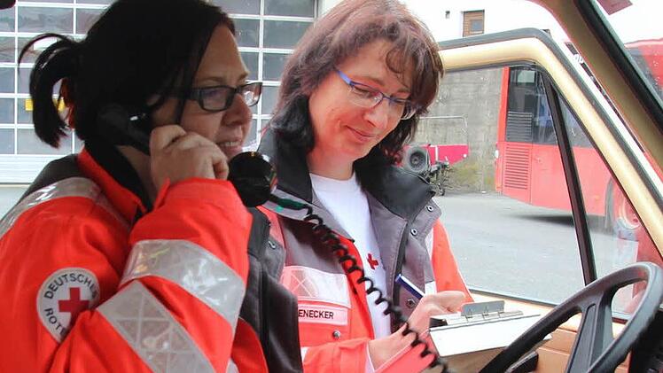 Marina Zwingmann und Thea Biesenecker (v. l.) hoffen auf Spenden für ein Ersatzfahrzeug. Fotos: Marco Meißner