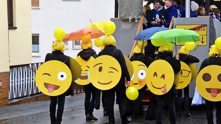 Nicht nur die Smiley-Tanzmädels sorgten für gute Laune. Fotos: Kathrin Kupka-Hahn