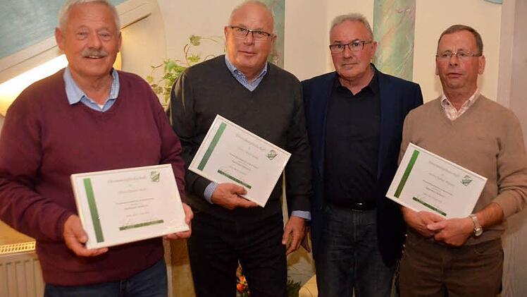 Als letzte Amtshandlung ernannte der scheidende Vorsitzende des SV Garitz drei neue Ehrenmitglieder. Auf unserem Foto von links: Dieter Fuchs, Erich Rüth, Ehrenvorsitzender Thomas Leiner und Reiner Biegner.  Foto: Peter Rauch