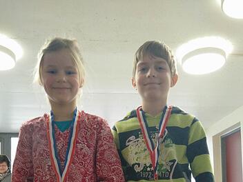 Die Gewinner des Lesewettbewerbs an der Einhard-Grundschule Euerdorf sind Elisabeth Ruppert und Leander Leuze.  Foto: Doris Bauer