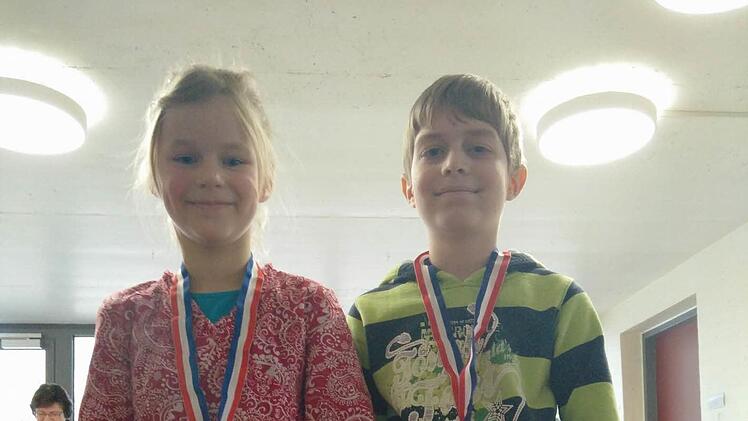 Die Gewinner des Lesewettbewerbs an der Einhard-Grundschule Euerdorf sind Elisabeth Ruppert und Leander Leuze.  Foto: Doris Bauer