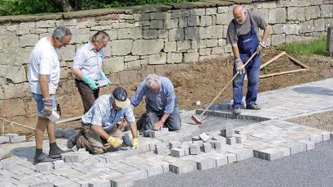Die Rentnergruppe verlegte im Langendorfer Friedhof 2011 ein neues Pflaster.  Foto: W. Ehling/Archiv