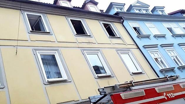 Verru&szlig;te Fenster im Dachgeschoss: Das Feuer hat im historischen Hauses am Coburger Markt hat un&uuml;bersehbar Spuren hinterlassen. Foto: Jochen Berger