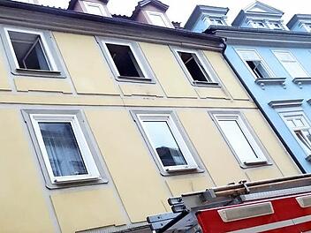 Verru&szlig;te Fenster im Dachgeschoss: Das Feuer hat im historischen Hauses am Coburger Markt hat un&uuml;bersehbar Spuren hinterlassen. Foto: Jochen Berger