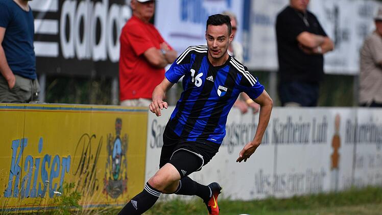 Muss noch ein Spiel aussetzen und beackert dann wieder die Außenbahnen bei der SpVgg Jahn Forchheim: Sebastian Schäferlein brennt auf seine Rückkehr.  Foto: Sportfoto Zink/Archiv