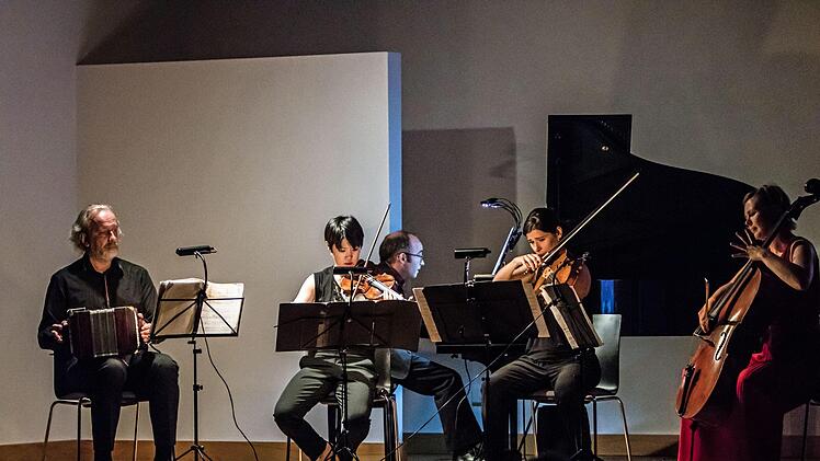 Faszinierende Kombination: Gemeinsam mit dem Bandoneon-Virtuosen Kostas Raptis musizierte das Flex Ensemble in Coburg. Zur Musik präsentierte Tosh Leykum Video-Sequenzen.Foto: Jochen Berger