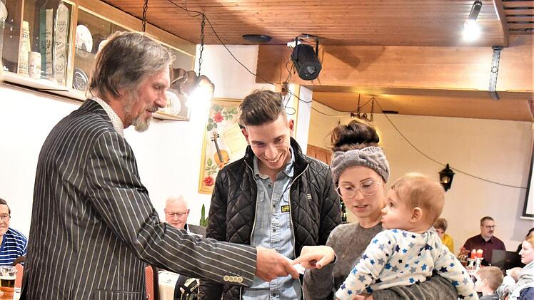 Traditionell verteilt Bürgermeister Martin Rauscher bei der letzten Sitzung im Jahr ein Willkommensgeld an junge Eltern. Foto: Gabi Arnold