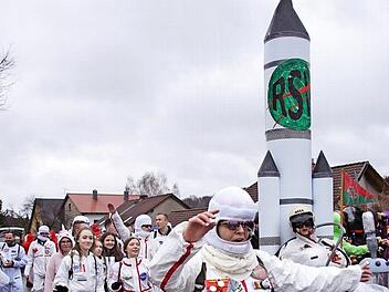 Ab ins All? Beim Neuschleichacher Faschingsumzug ging es hoch her - dem schlechten Wetter zum Trotz.