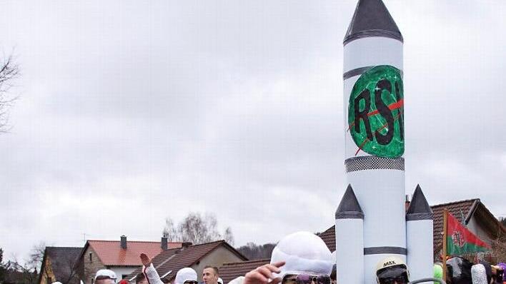 Ab ins All? Beim Neuschleichacher Faschingsumzug ging es hoch her - dem schlechten Wetter zum Trotz.