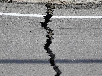 Baiersdorf: Verkehrsteilnehmer melden pl&ouml;tzliches Riesen-Loch in Stra&szlig;e - sofortige Sperrung