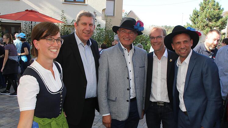 Großes Interesse am Stand des Kreisverbandes: Bundestagsabgeordneter Andreas Schwarz, Kreis-Vorsitzender Dr. Günther Denzler, Erster Bürgermeister Wolfgang Desel und Staatsminister Thorsten Glauber (v.l.) informierten sich über den drosselgroßen Wendehals, einem "Ureinwohner Bayerns".