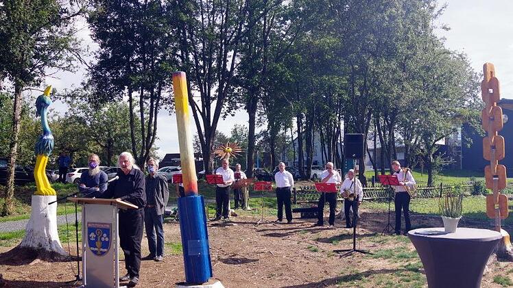 Ingo Cesaro (Mitte) blicke mit den Holzbildhauern Walter Busch (links) und Michael Steigerwald (rechts) auf die Entstehung des Kunstparks zur&uuml;ck. Foto: Heike Sch&uuml;lein