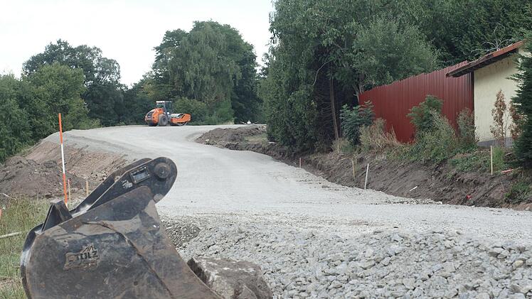Die Auffahrt zum ehemaligen Bahnübergang bei Römershag wird entschärft, die Kurven großzügiger gefasst. Die bisherige "Rampe" ist verschwunden. Foto: Steffen Standke