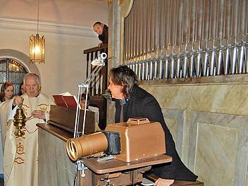 Pfarrer Karl Theodor Mauer bei der Segnung der Orgel. Am Orgeltisch Reginalkantor Peter Rottmann.  Foto: Günther Straub
