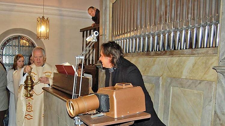 Pfarrer Karl Theodor Mauer bei der Segnung der Orgel. Am Orgeltisch Reginalkantor Peter Rottmann.  Foto: Günther Straub