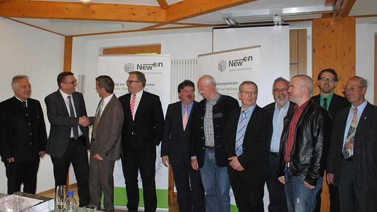 Sie arbeiten an der Energiewende vor Ort (von links): Norbert Lawatsch (Geschäftsführer Vis Nova GmbH), Bürgermeister Dietmar Hofmann, Arne Henn (Bereichsleiter Windenergie New-En), Jan Christiansen (Geschäftsführer Diersch&Schröder GmbH & CoKG), Landrat Klaus Peter Söllner und weitere Funktionsträger. Foto: Alexander Müller