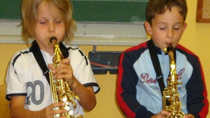 Auch der neue Vorstand des Musikvereins Rottershausen will in die Nachwuchsarbeit investieren. Elias Stahl (l.) und Marcel Schneider testen das Saxophon.  Archivfoto: Stefan Geiger