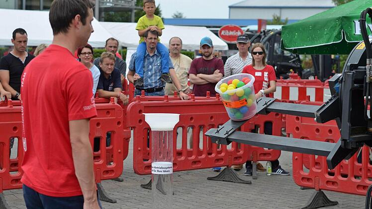 Geschicklichkeit ist beim Stapler-Cup in Nürnberg gefragt. Frankens Gabelstaplerfahrer haben sich am Wochenende zum Wettkampf getroffen. Foto: Nikolas Pelke